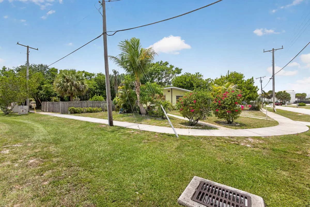 4-web-or-mls-5D1A8560 at 1220 Cherokee Street, Jupiter