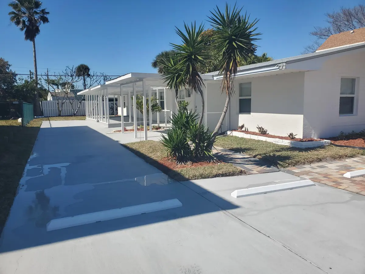 Parking at 335 HERNANDO Street, Fort Pierce