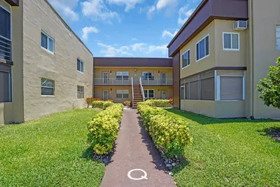 810 Burgundy Q, Delray Beach – Condominium for rent