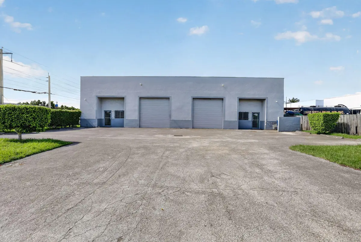 1-web-or-mls-8I8A3552 at 2202 W 78TH Street, Hialeah