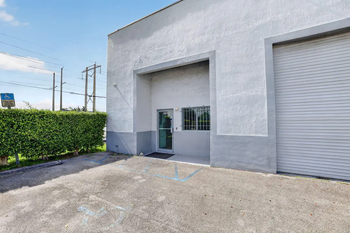 6-web-or-mls-8I8A3577 at 2202 W 78TH Street, Hialeah