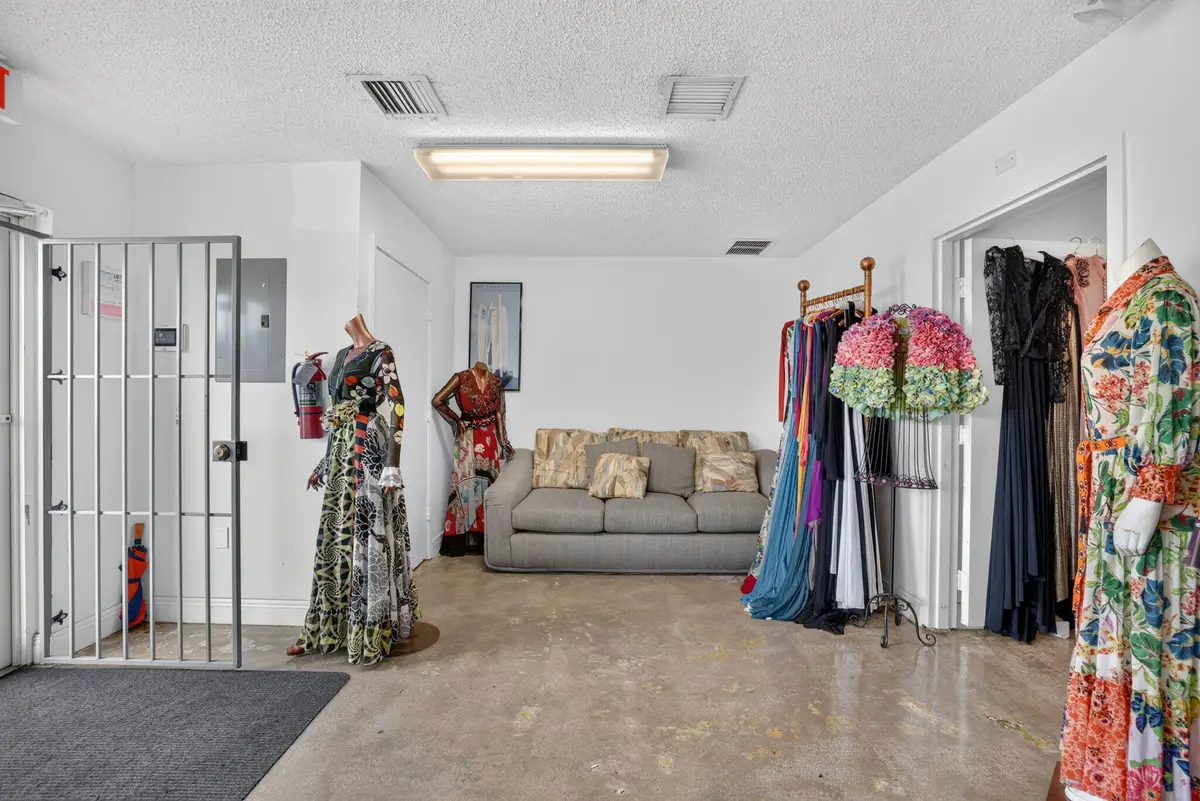 10-web-or-mls-8I8A3337 at 2202 W 78TH Street, Hialeah