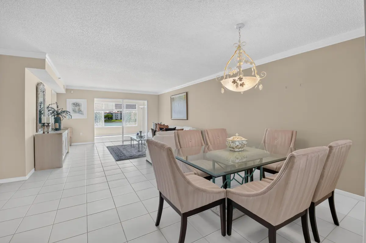 Dining at 14096 Huntington Pointe Drive 309, Delray Beach