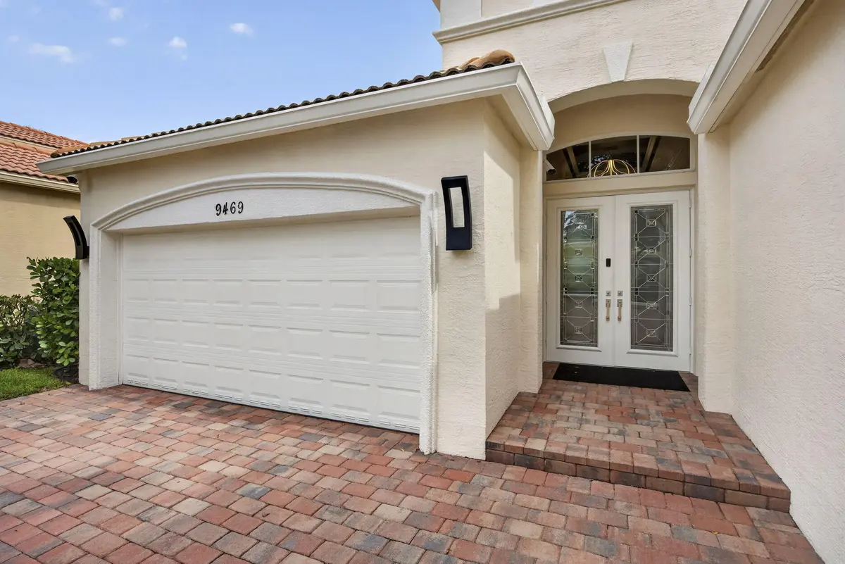 Covered entry at 9469 Via Elegante, Wellington