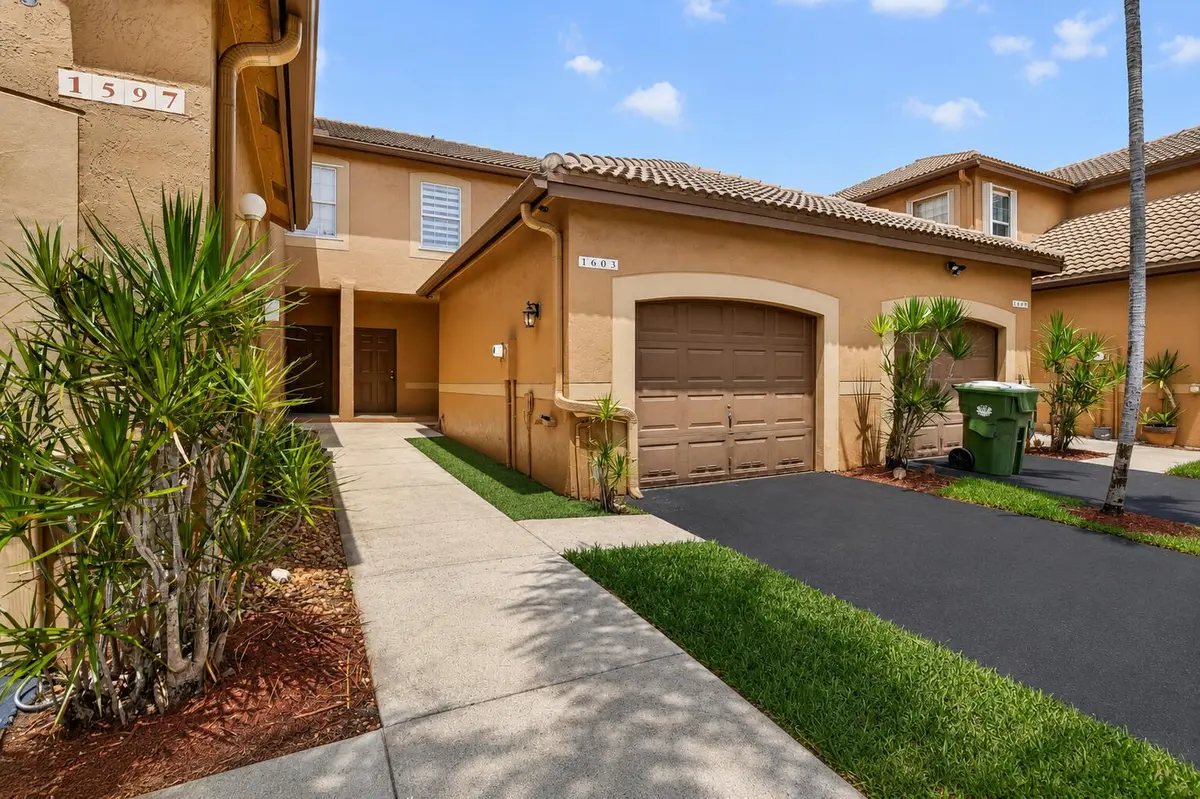 Front at 1603 Barcelona Way 3-32, Weston