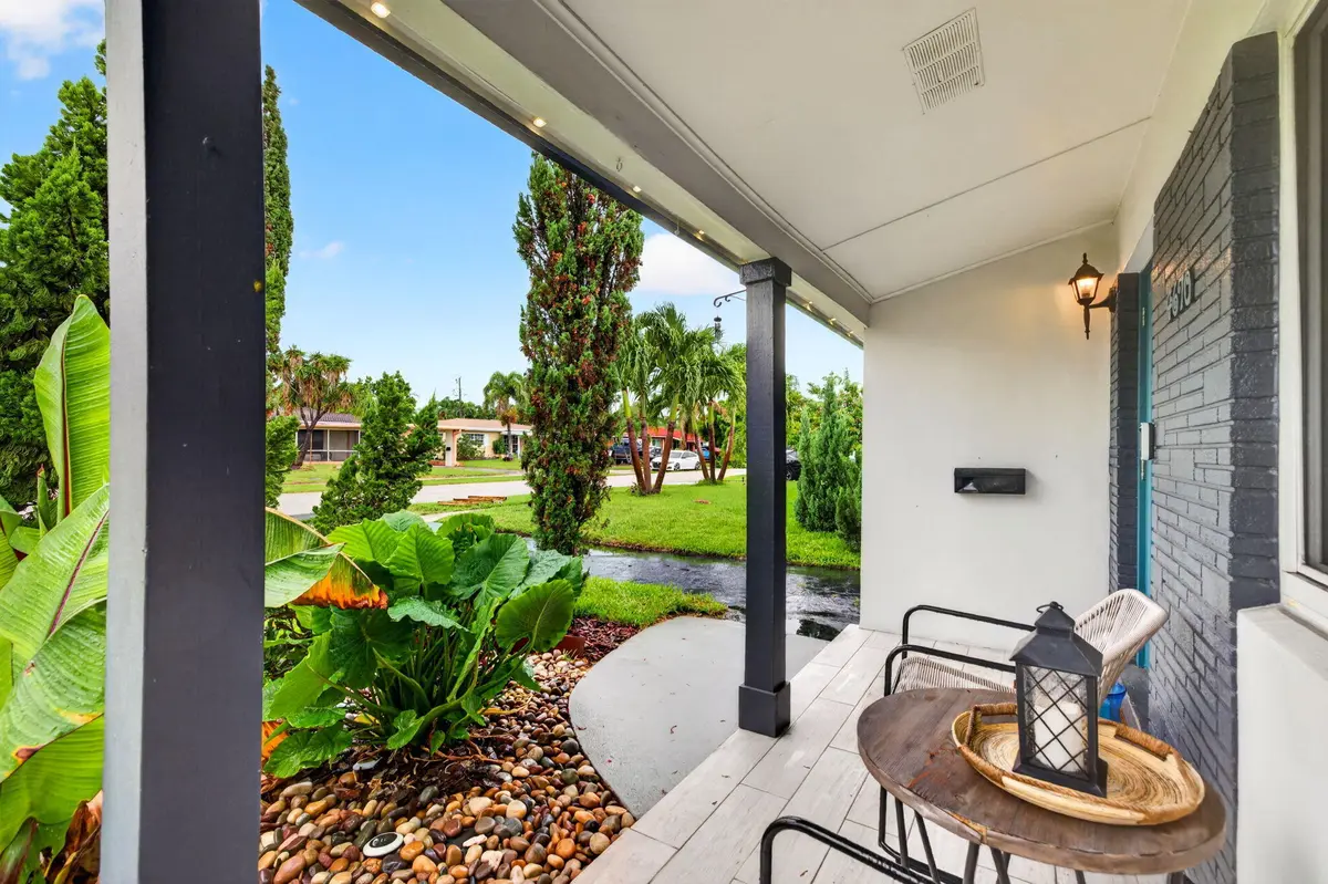 5-web-or-mls-699A8772 at 4670 NE 4TH Avenue, Oakland Park