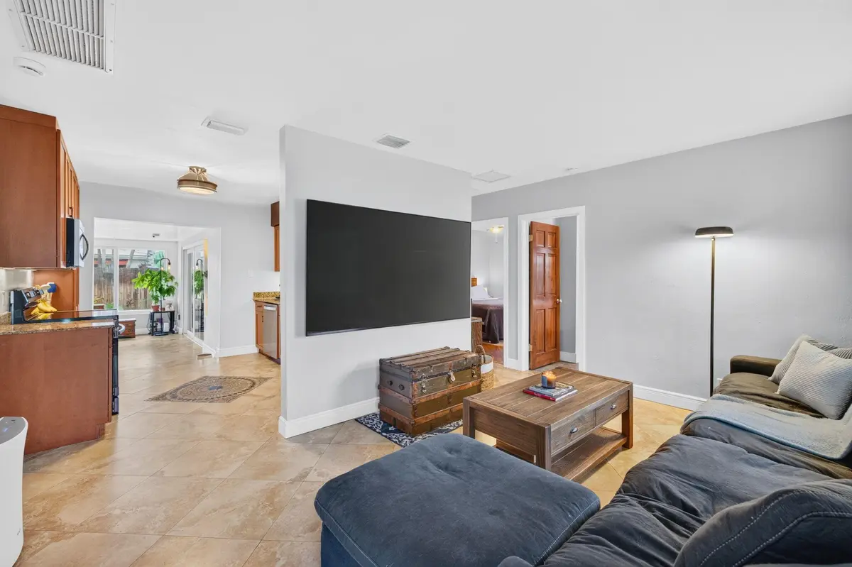 6-web-or-mls-699A8337 at 4670 NE 4TH Avenue, Oakland Park