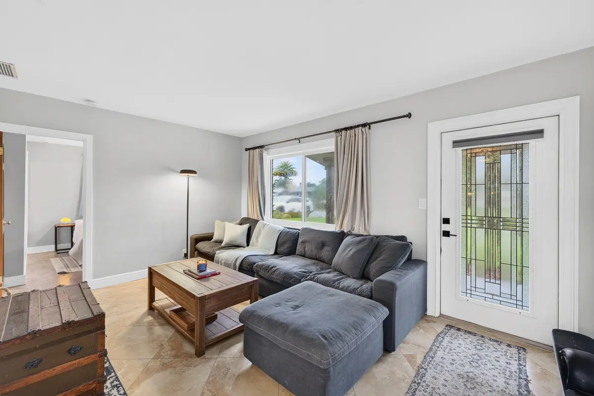 7-web-or-mls-699A8347 at 4670 NE 4TH Avenue, Oakland Park