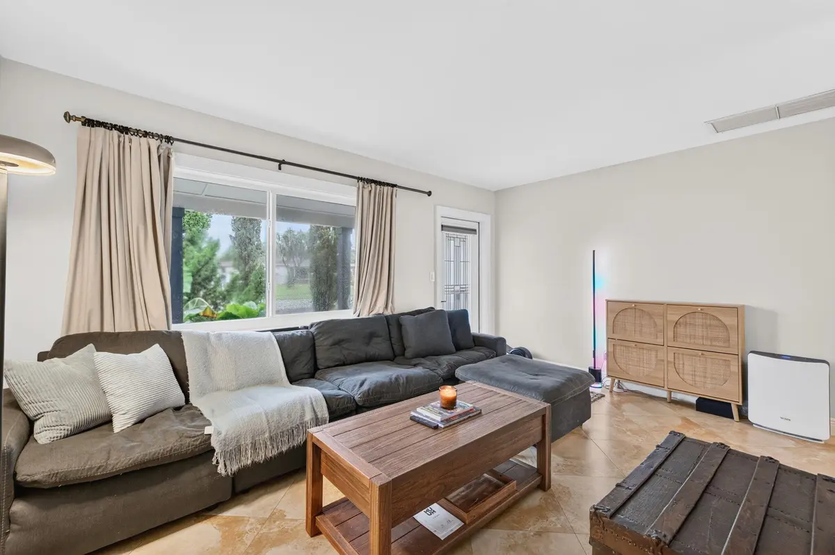 8-web-or-mls-699A8352 at 4670 NE 4TH Avenue, Oakland Park