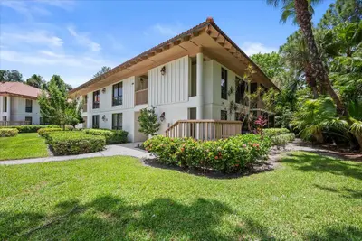 221 Brackenwood Terrace, Palm Beach Gardens – Condominium for rent