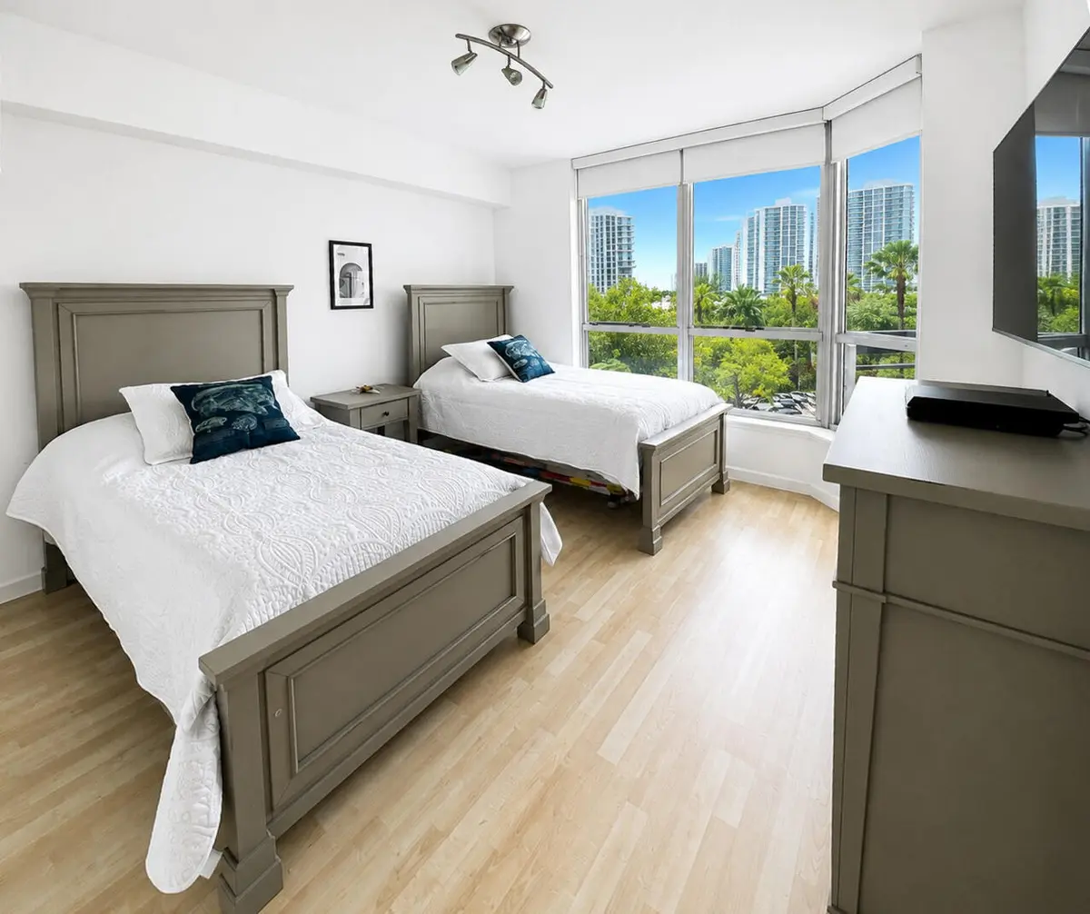 kids bedroom at 3600 MYSTIC POINTE Drive 608, Aventura