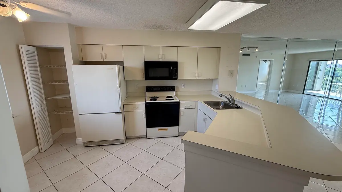 2334 S Cypress Bend Drive 802, Pompano Beach, FL – photo 3