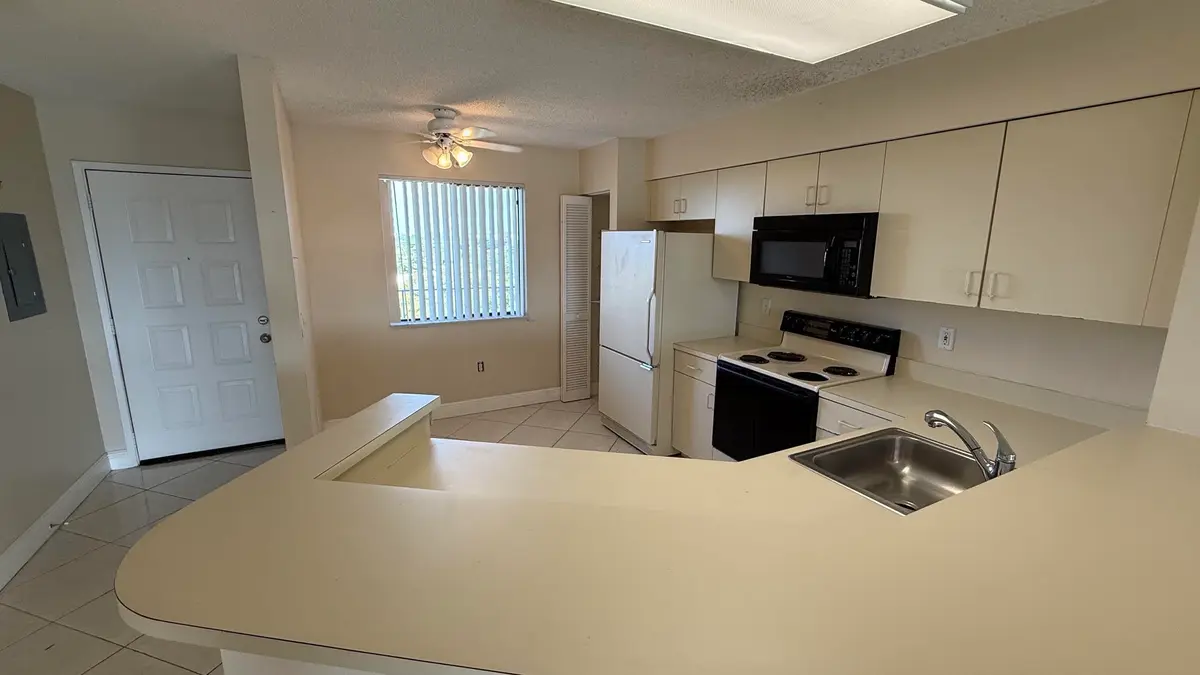 2334 S Cypress Bend Drive 802, Pompano Beach, FL – photo 4