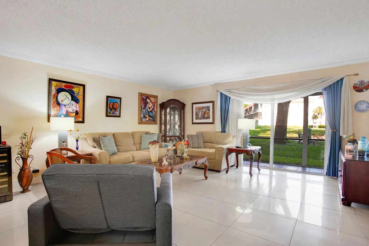 211 S Hollybrook Drive 107, Pembroke Pines, FL – photo 4