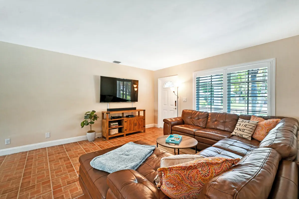 10_Image_10_mls at 904 SE 12th Street, Deerfield Beach