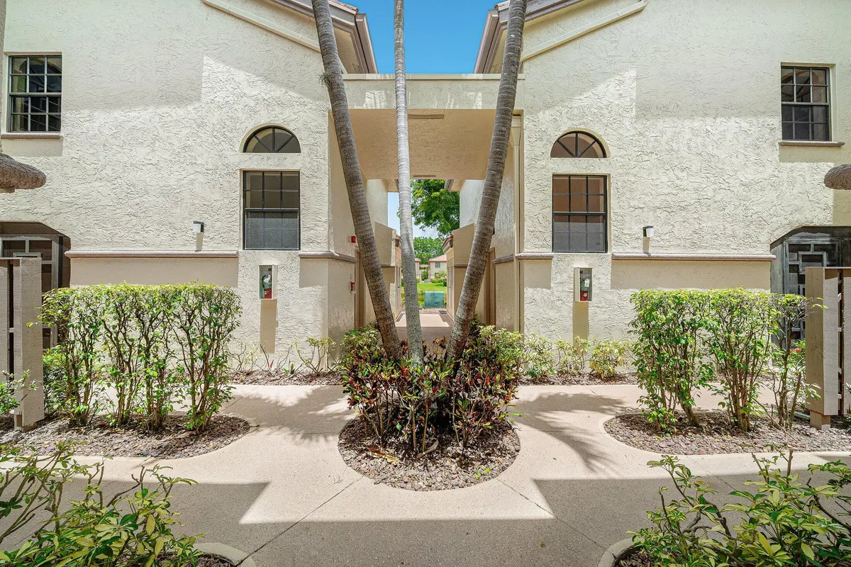 Courtyard at 5115 Europa Drive L, Boynton Beach