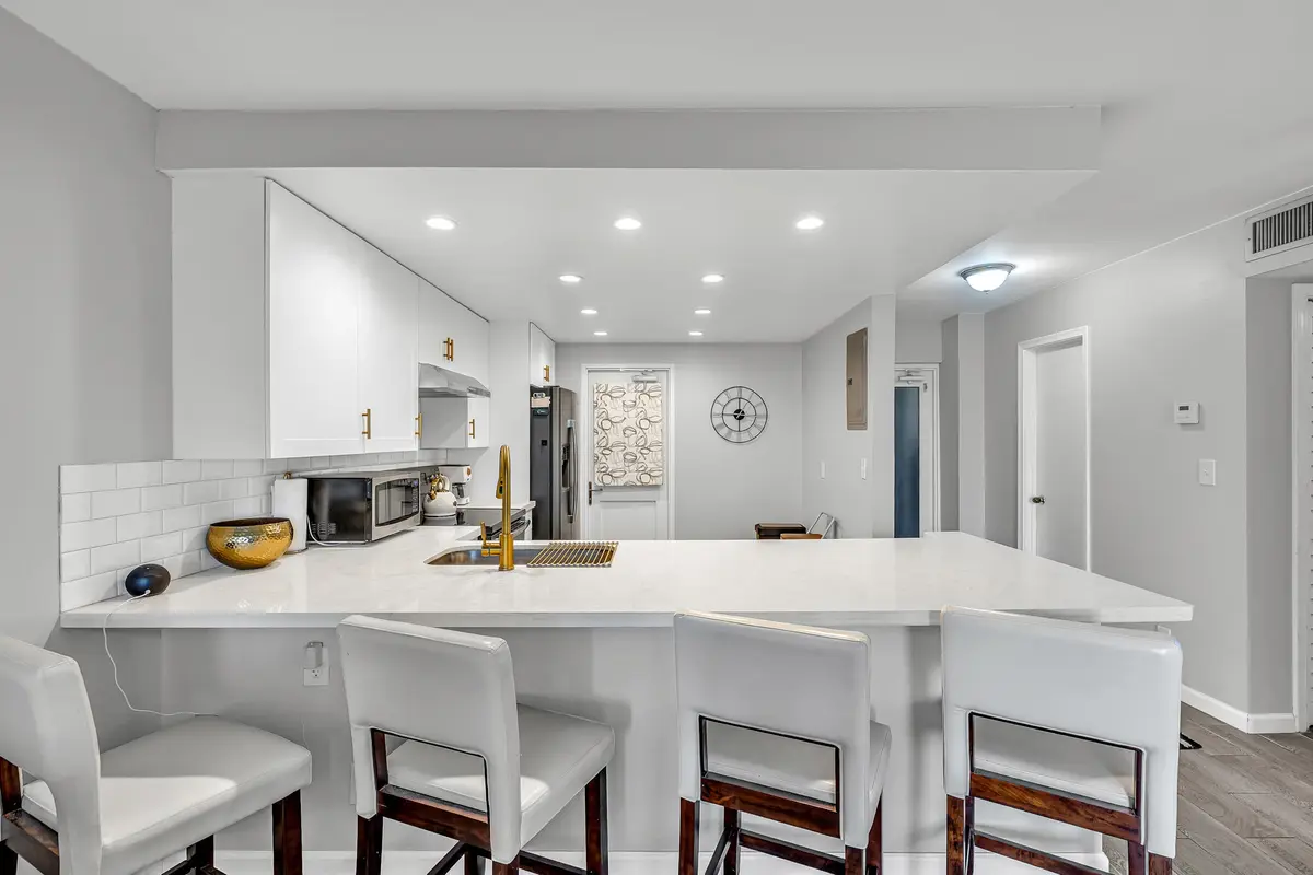 BF-17 at 2200 NE 33RD Avenue 3E, Fort Lauderdale