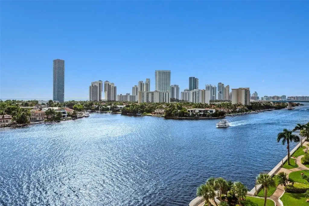 Photo 2 at 19707 Turnberry Way 9J, Aventura