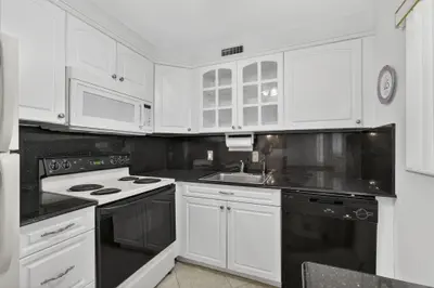100 SHEFFIELD, West Palm Beach – Condominium for sale