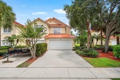1154 PINEWOOD LAKE Court, Greenacres – sold