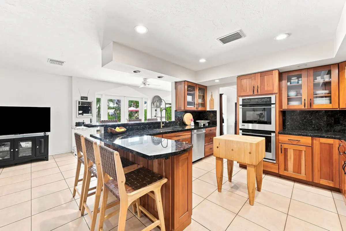 16_stl_0173_with_tv at 3315 NE 42nd Court, Fort Lauderdale