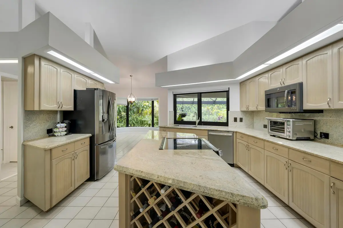 Kitchen With Stainless Appliances at 11 Alnwick Road, Palm Beach Gardens