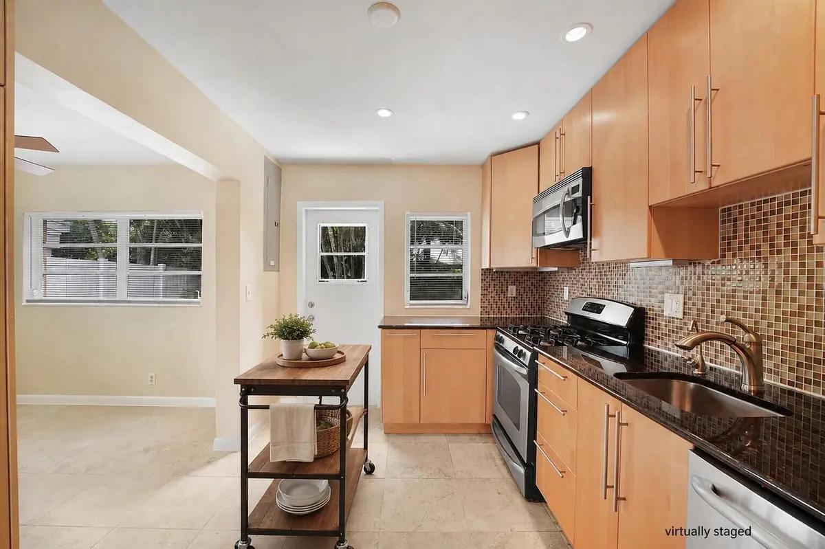 kitchen island at 5432 NE 4th Terrace, Oakland Park