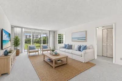 555 Oaks Lane 303, Pompano Beach – sold