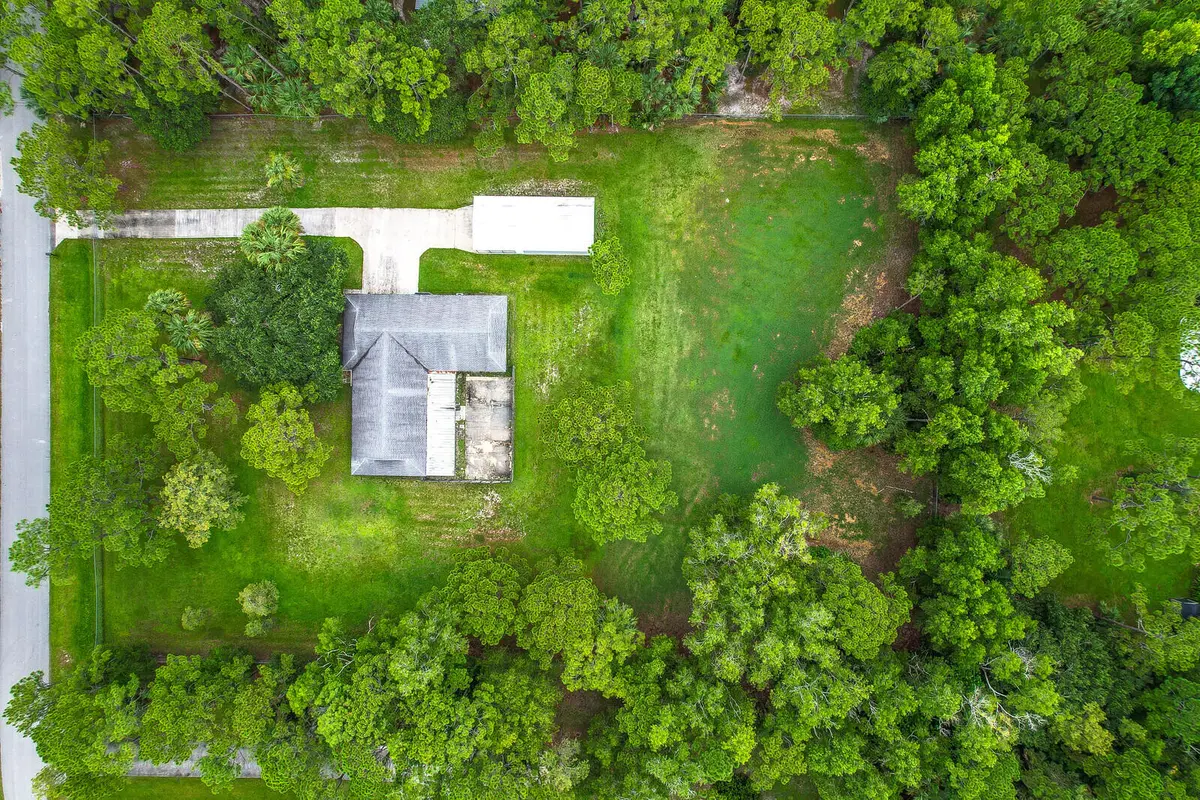 Large yard at 15731 79TH Terrace, Palm Beach Gardens