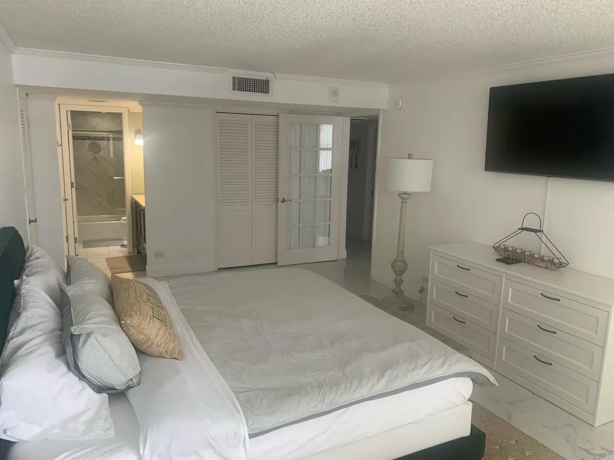 Master at 6039 COLLINS Avenue 1722, Miami Beach