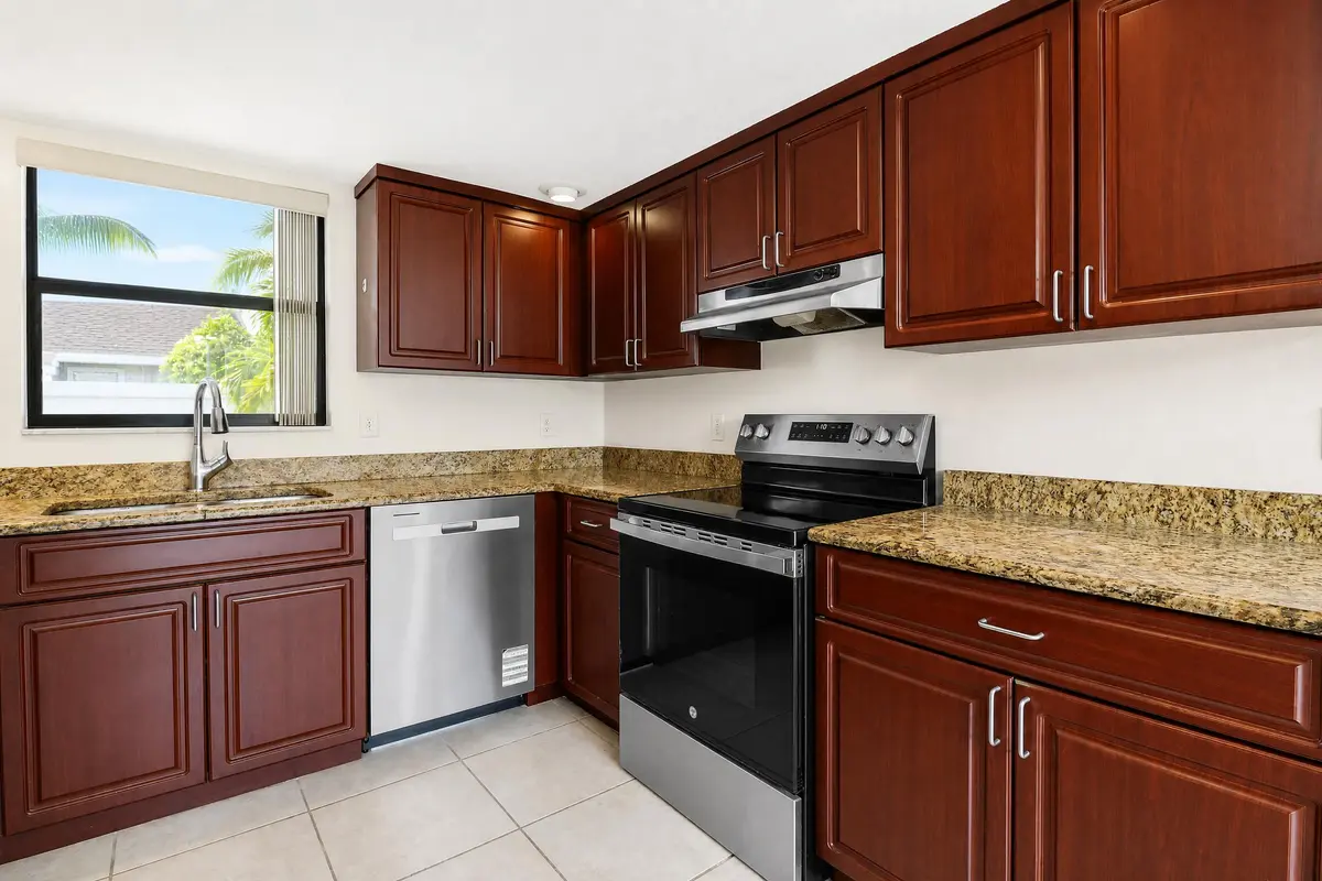 kitchen at 202 LAKEWOOD Drive 11B, Jupiter