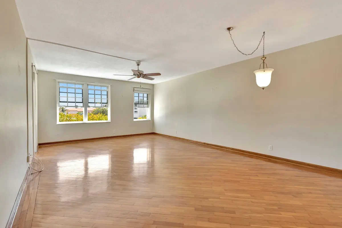 Living-dinning room at 3475 S OCEAN Boulevard 3040, Palm Beach