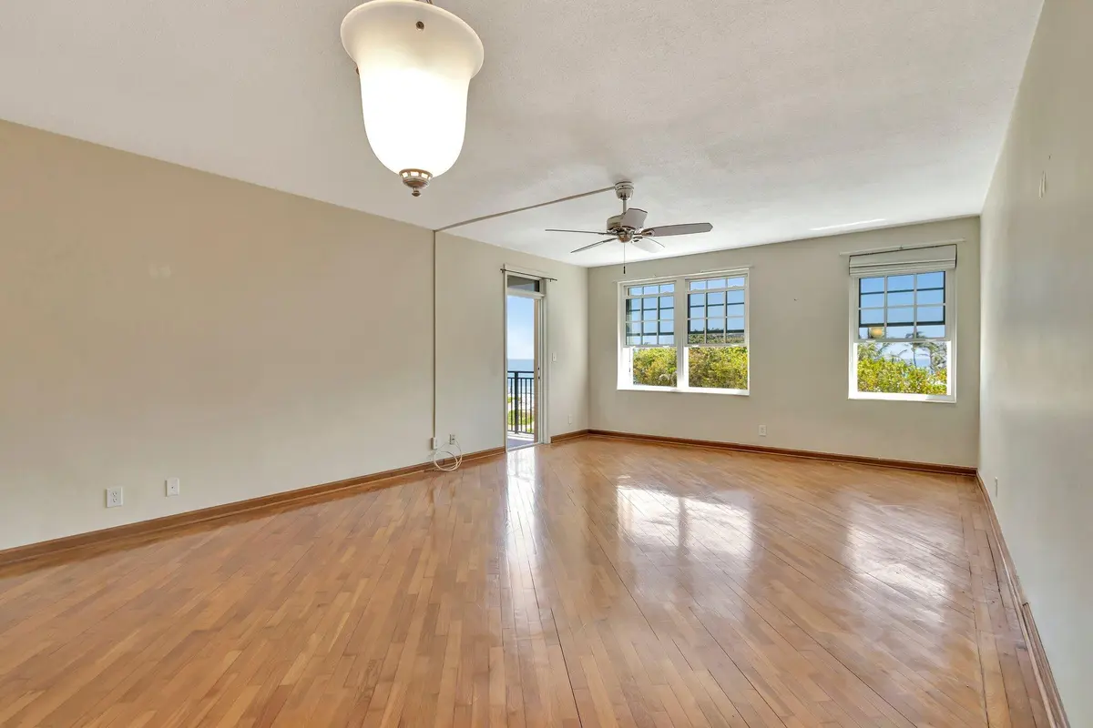 Living-dinning room at 3475 S OCEAN Boulevard 3040, Palm Beach