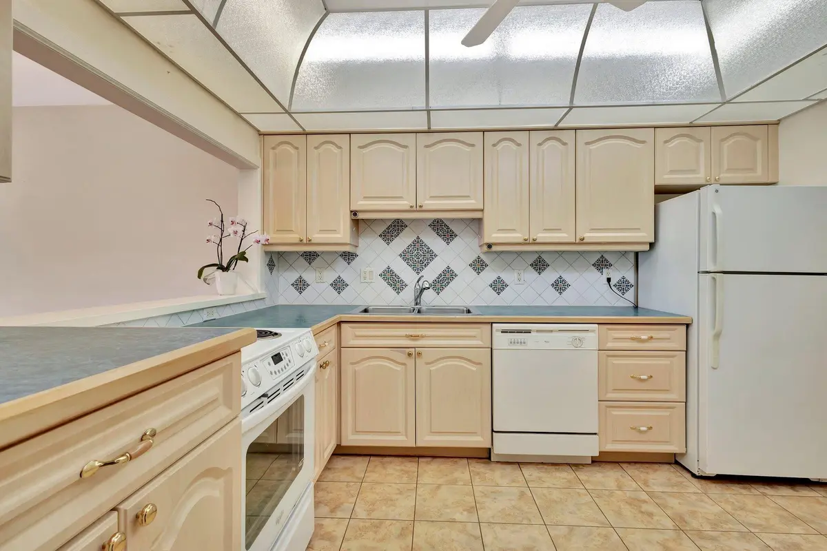 Kitchen at 3475 S OCEAN Boulevard 3040, Palm Beach