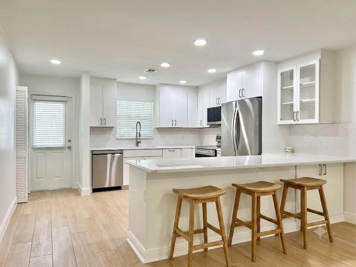 Staged KIT Bar area with Gemini Nano Ban at 900 Jasmine Lane, Vero Beach