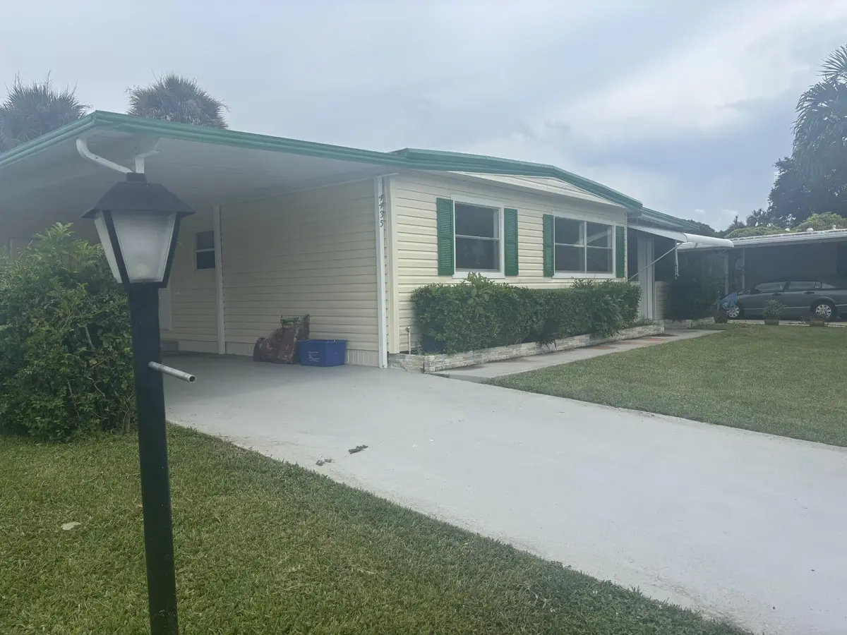 fd3e3d2b-117b-4431-824d-f1e5f4940d67 at 4435 Round Table Court, Boynton Beach