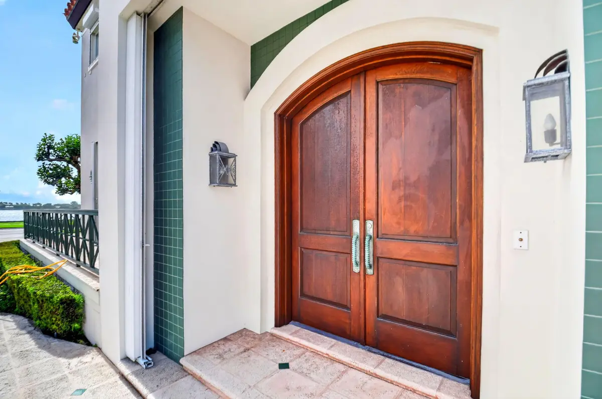 Front Entry at 5011 S FLAGLER Drive, West Palm Beach
