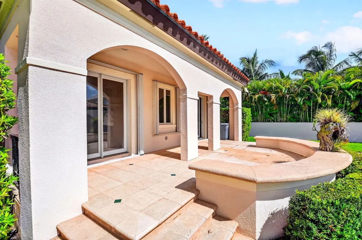Courtyard at 5011 S FLAGLER Drive, West Palm Beach
