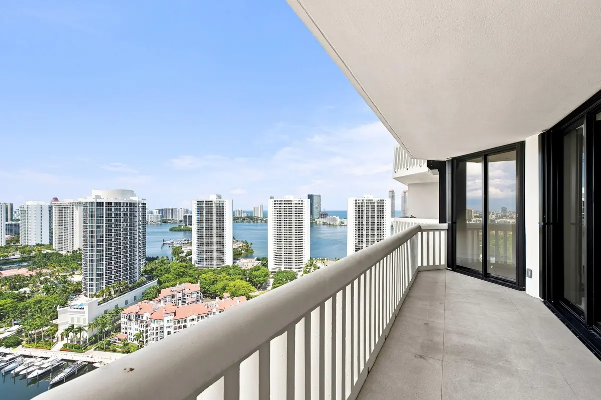 2 2905 at 2000 Island Boulevard 2905, Aventura