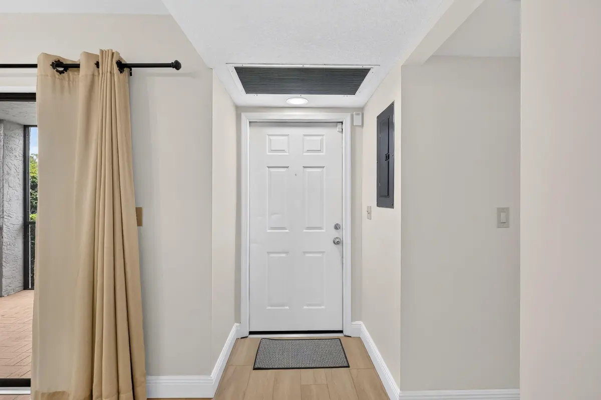 Entry at 1200 SE Parkview Place F-5, Stuart