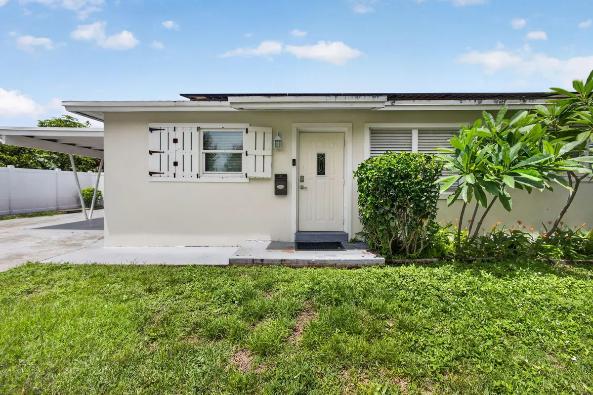 4-web-or-mls-5D1A7756 at 813 Date Palm Drive, Lake Park