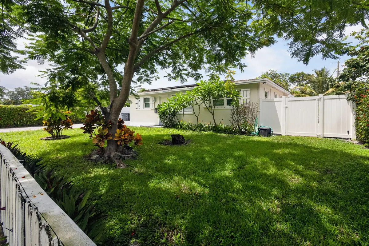 5-web-or-mls-5D1A7851 at 813 Date Palm Drive, Lake Park