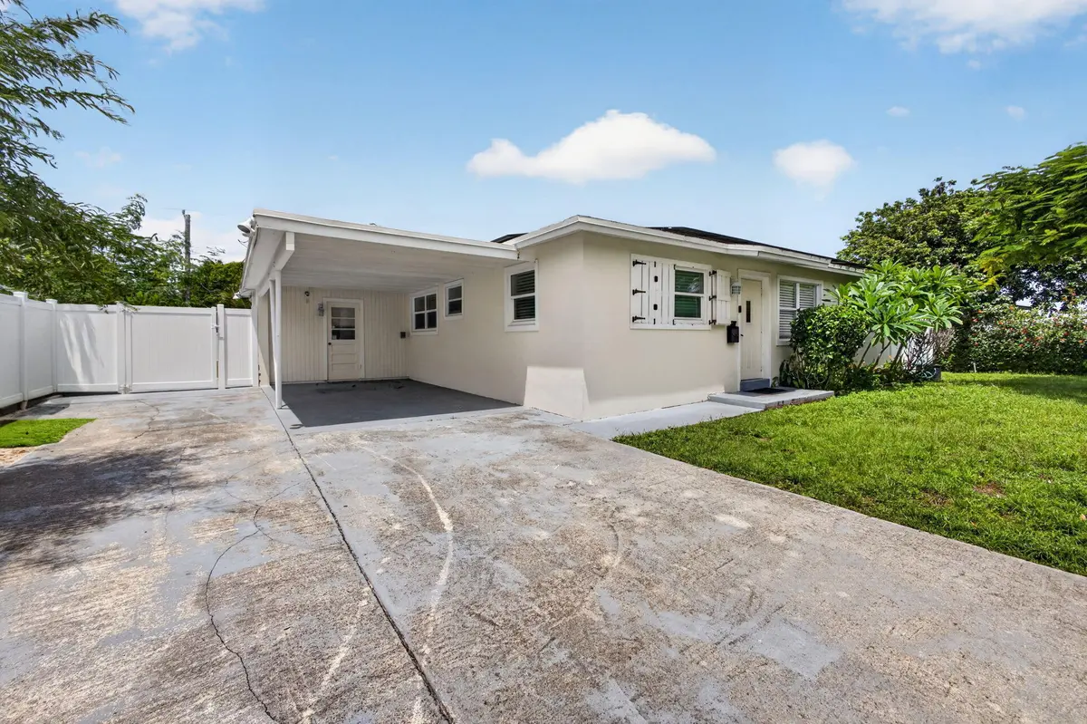 7-web-or-mls-5D1A7766 at 813 Date Palm Drive, Lake Park