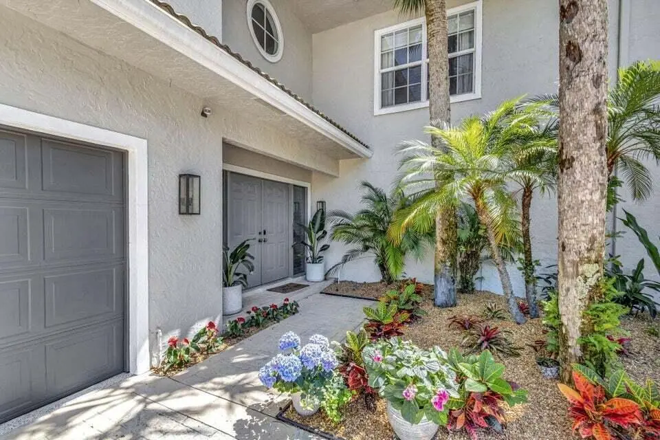 PW front yard at 11839 PEBBLEWOOD Drive, Wellington