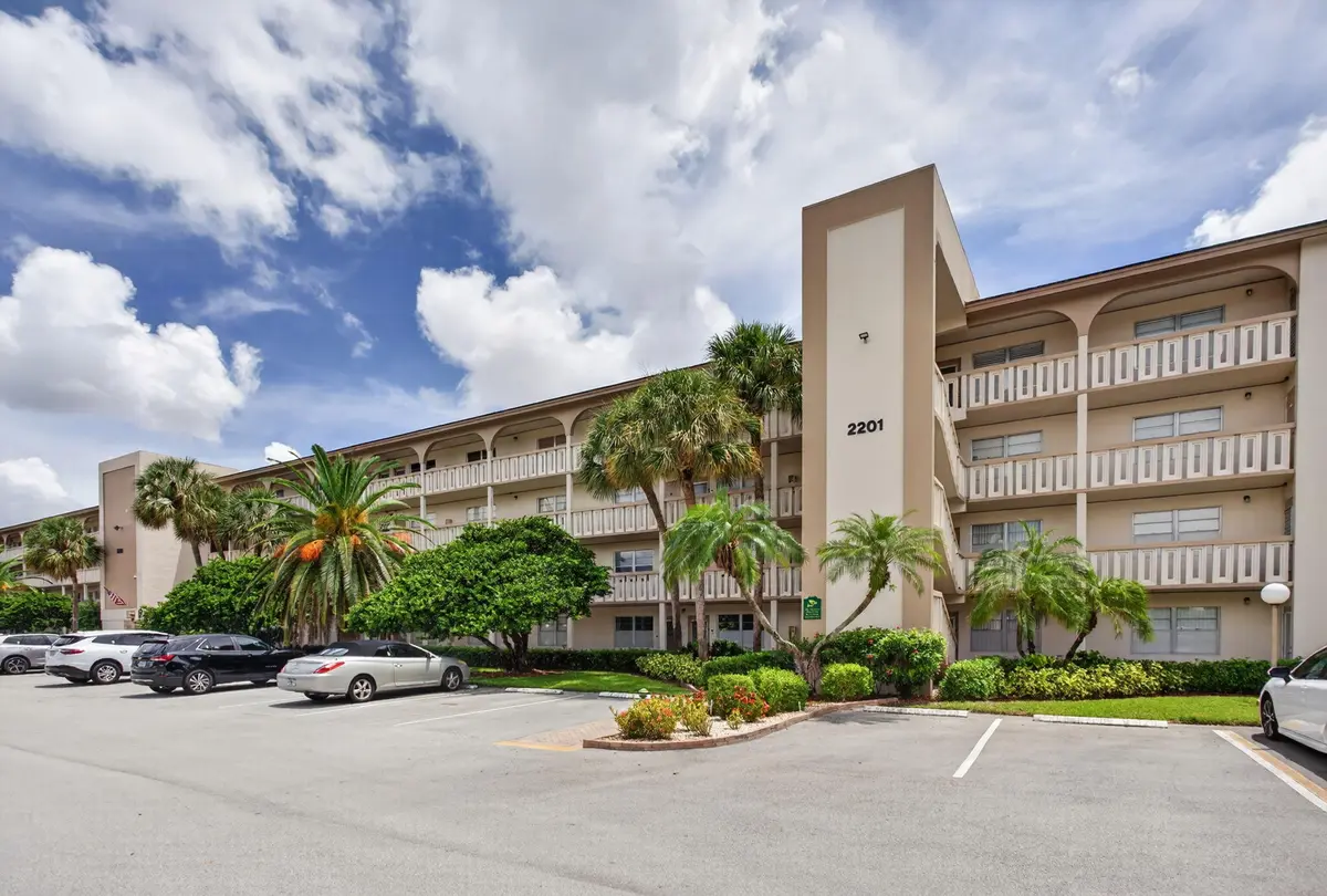 4-web-or-mls-2201-6957 at 2201 Lucaya Bend M2, Coconut Creek