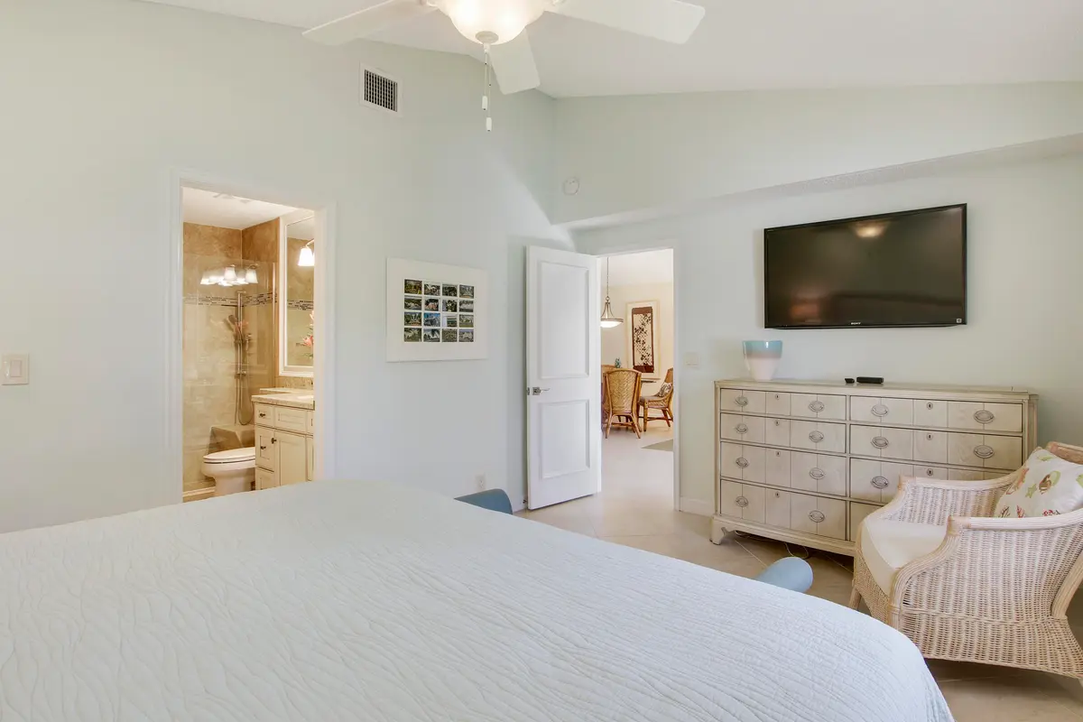 Ensuite bath. at 820 Club Drive, Palm Beach Gardens