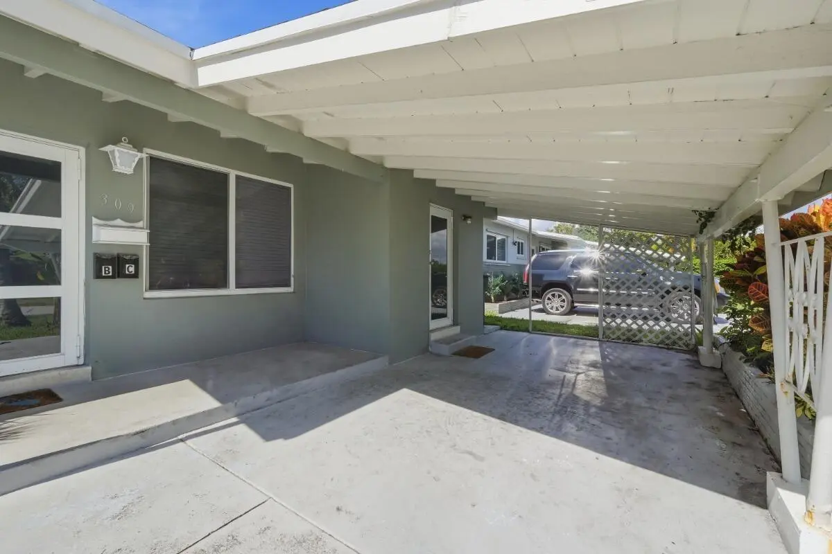 009_DSC07395_autoremove_52994787_MLS at 309 SW 7TH Court, Hallandale Beach