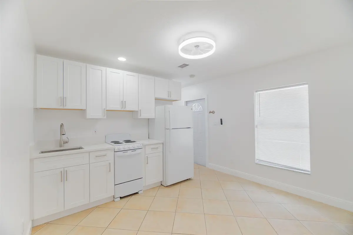 Eat in Kitchen at 2831 N SEACREST Boulevard B, Boynton Beach