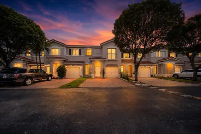 5733 NW 112th Place, Doral – Townhouse for sale
