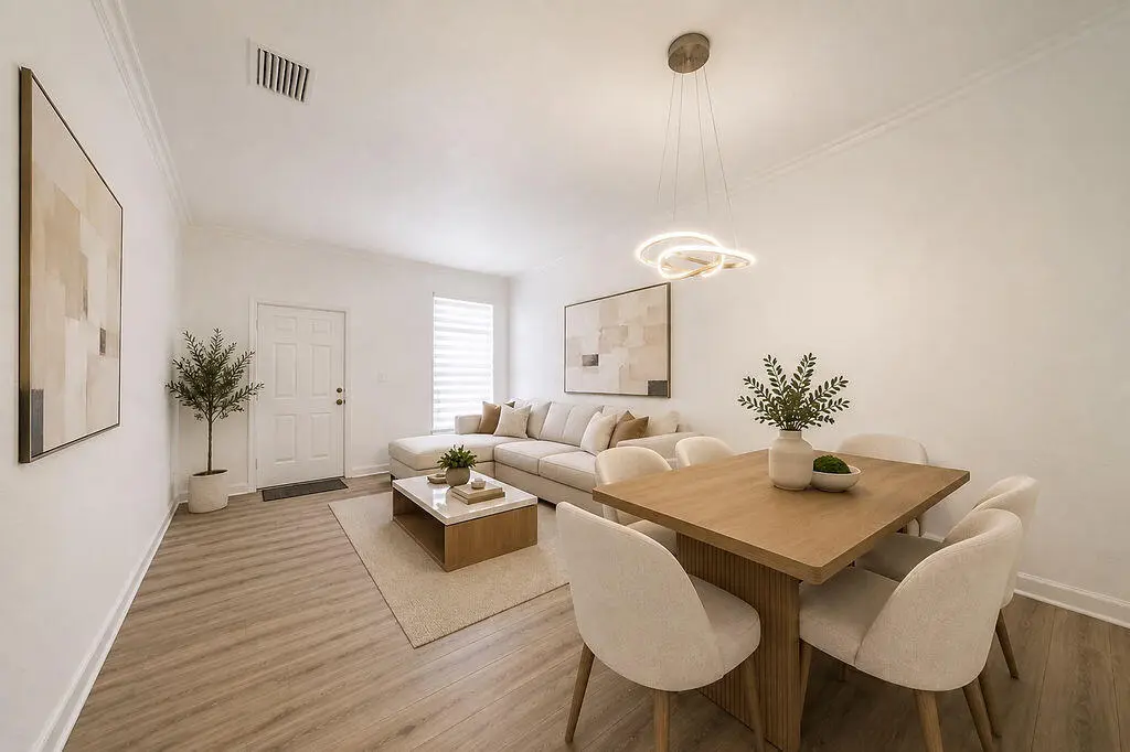 2826VirtuallyStaged at 5733 NW 112th Place, Doral